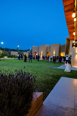 Vista del jardín y salón iluminado en Los Framboyanes, un elegante salón de fiestas en Querétaro ideal para eventos sociales y bodas.