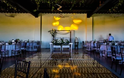 Mesa principal de novios con fondo floral y pista de luces en Salón de Fiestas Los Framboyanes, Querétaro.