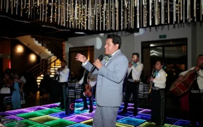 Conductor del evento en Salón Los Framboyanes con mariachi y pista de luces multicolor en Querétaro.